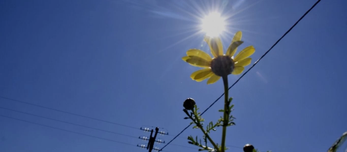 Καιρός: «Μίνι» καύσωνας σήμερα - Στους 34°C ο υδράργυρος στην Αττική